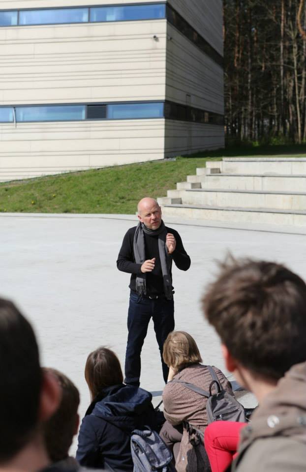 Architektas R. Palekas: pastatų fasadai – tik ledkalnio viršūnėlės, paslaptys slypi viduje 2 Pirmojo „Open House Vilnius ekskursija VU bibliotekos MKIC vedama pastato architekto R. Paleko. 2015. Nuotraukos autorius Gintaras Girdenis 2