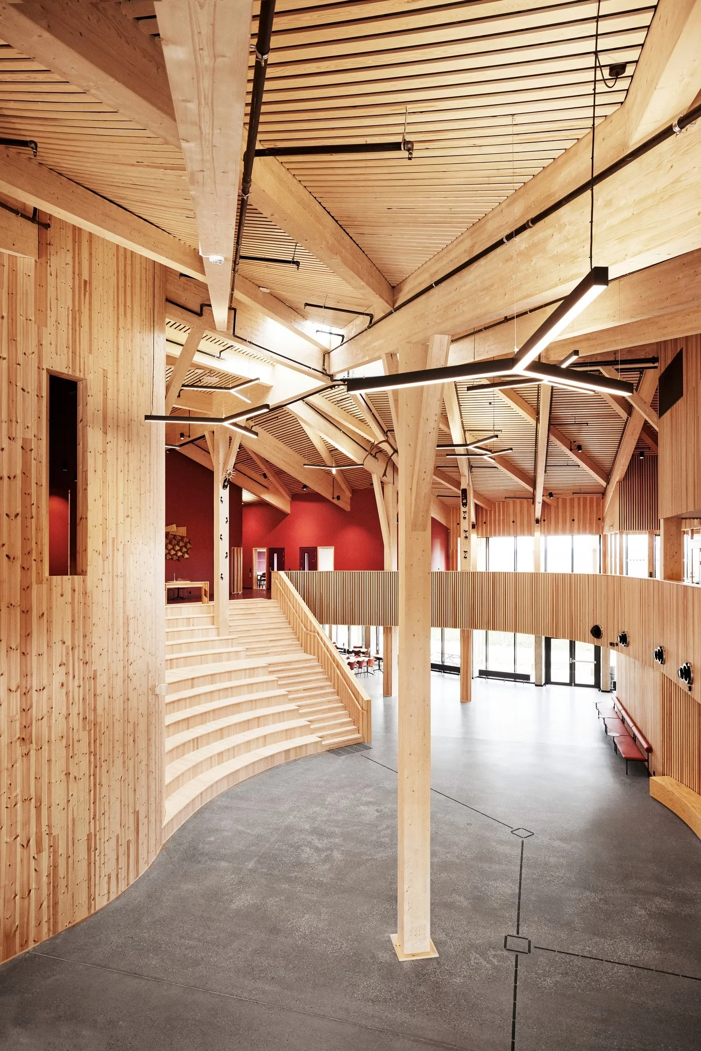 🟢 Naujausi mediniai statiniai Lietuvoje ir užsienyje: nuo medinių mokyklų iki biurų 4 Daugiafunkcis elnio rago formos pastatas Norvegijoje4