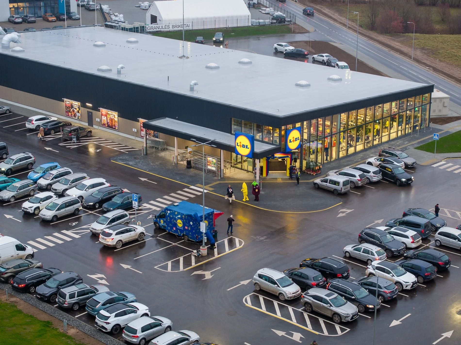 🟢 Naujausi mediniai statiniai Lietuvoje ir užsienyje: nuo medinių mokyklų iki biurų 20 Lietuvoje atidarytos dvi medines parduotuves2