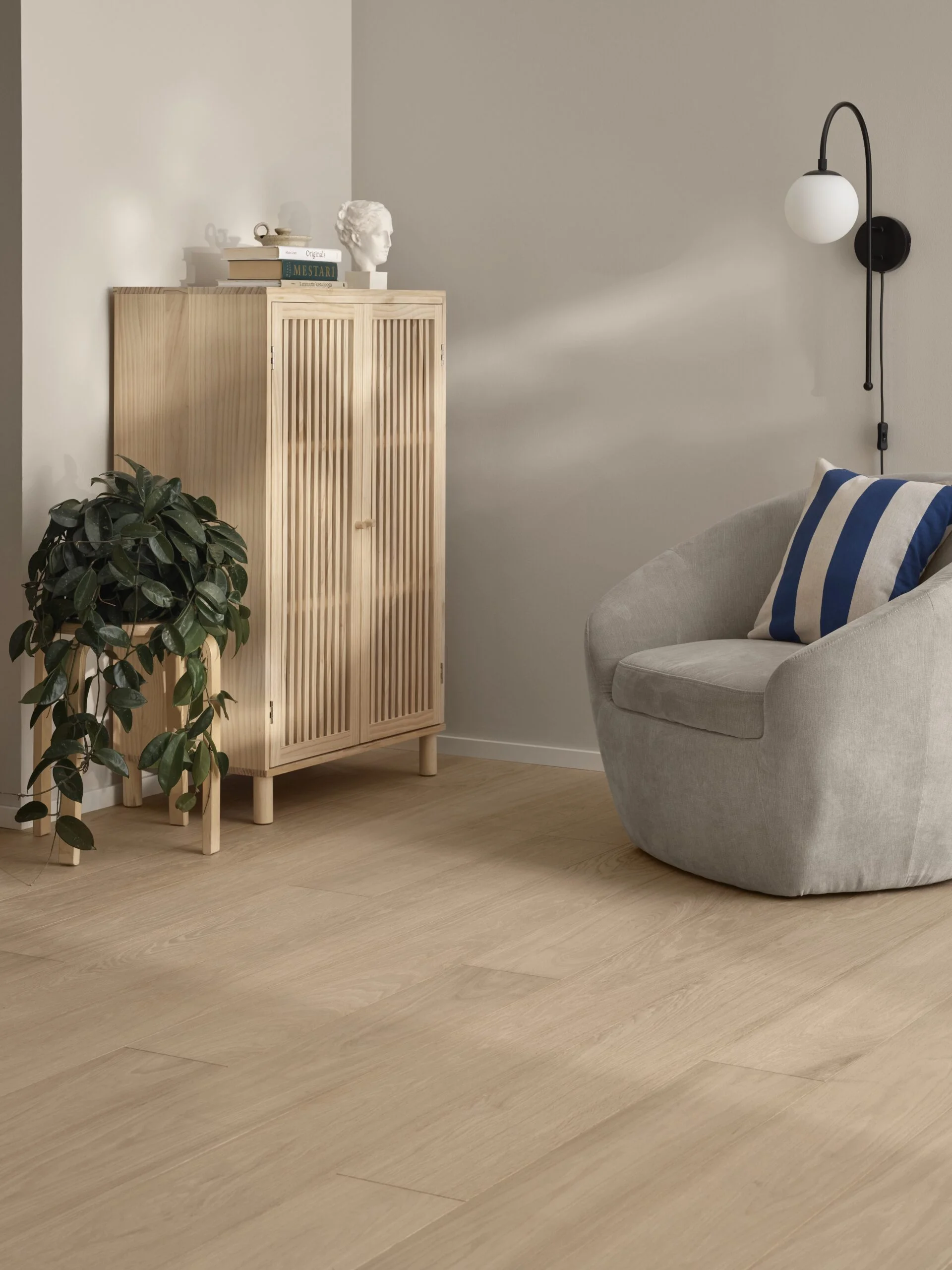 🤝 Mediniai paviršiai interjere: kaip apsaugoti ir atskleisti jų grožį? 3 Tikkurila Interior Wood dining room lounge2 scaled