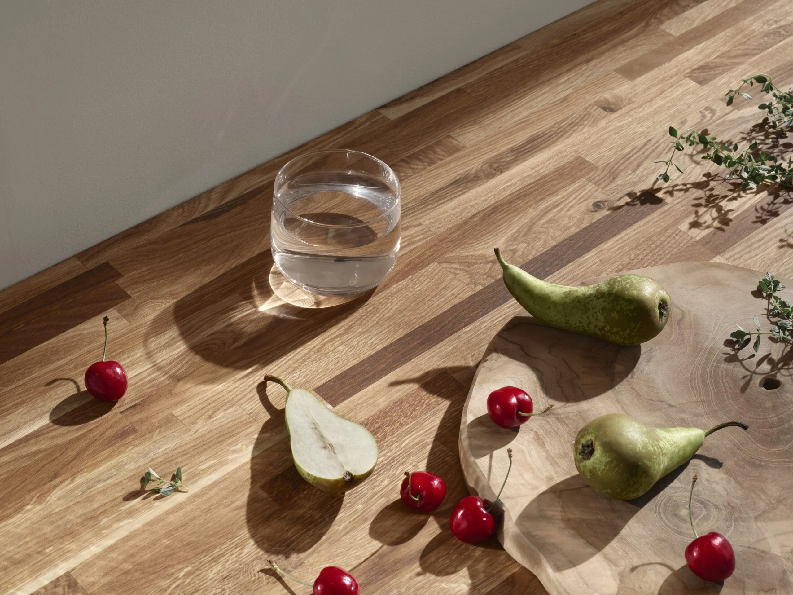 🤝 Mediniai paviršiai interjere: kaip apsaugoti ir atskleisti jų grožį? 2 Tikkurila Interior Wood kitchen oak worktop scaled