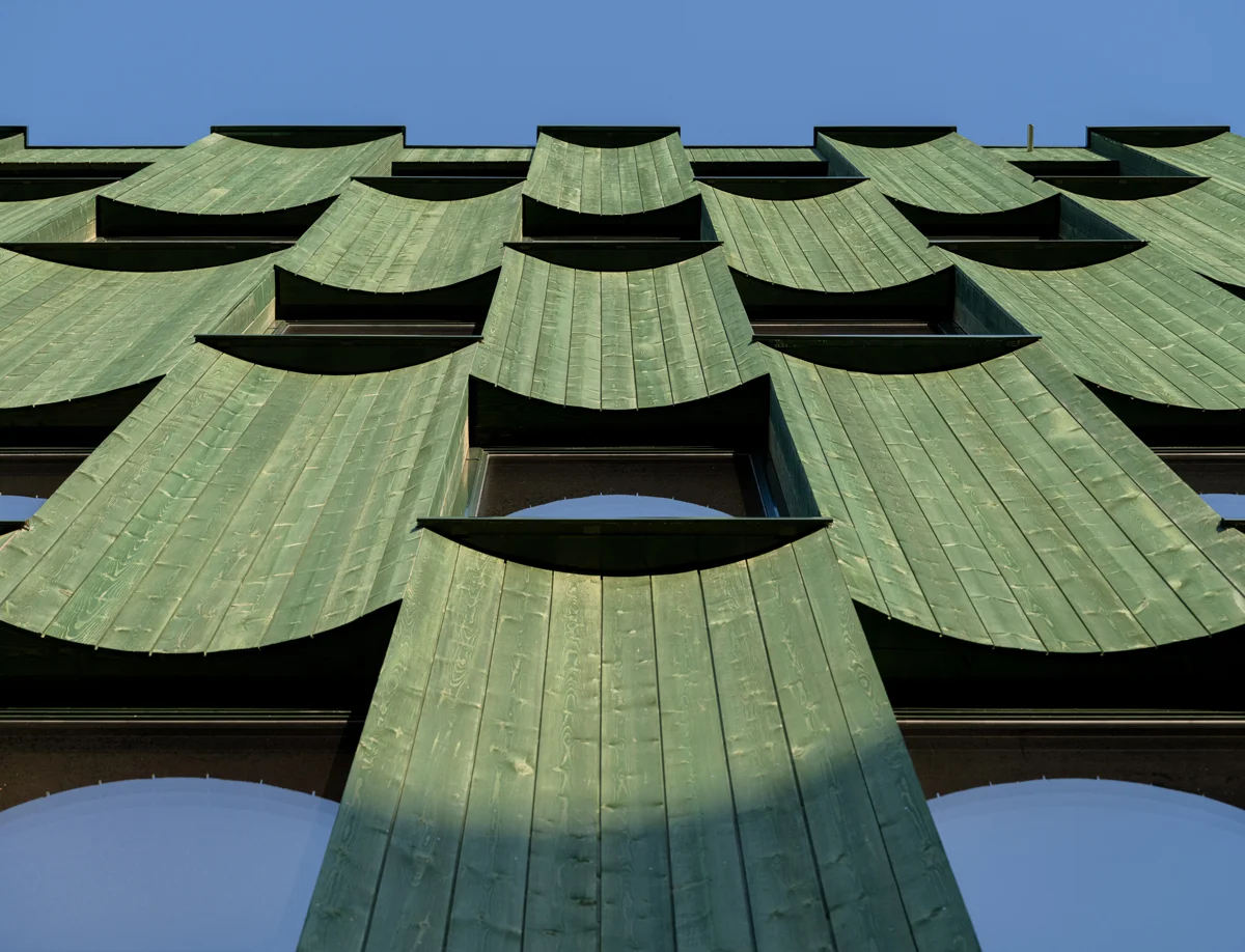 🟢 Naujausi mediniai statiniai Lietuvoje ir užsienyje: nuo medinių mokyklų iki biurų 12 Zalias medinis fasadas ilgainiui atsiskleis naujai3