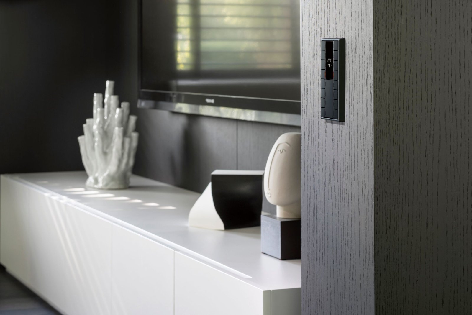 Išmanieji namai investicijai – šansas padidinti NT vertę 2 Ismaniuju namu sistema – daugiau nei tik patogumas JUNG nuotr scaled