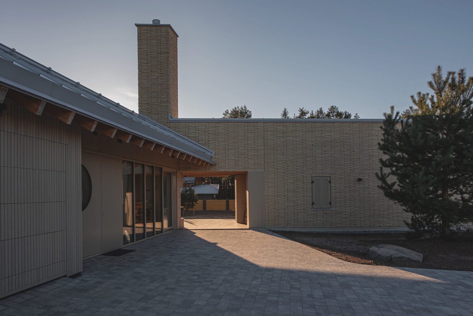 Gyvenamasis namas Audra architektura architektai KSFA archbook gyvenamieji projektai Lina Adi nuotraukos kiemas fasadai scaled