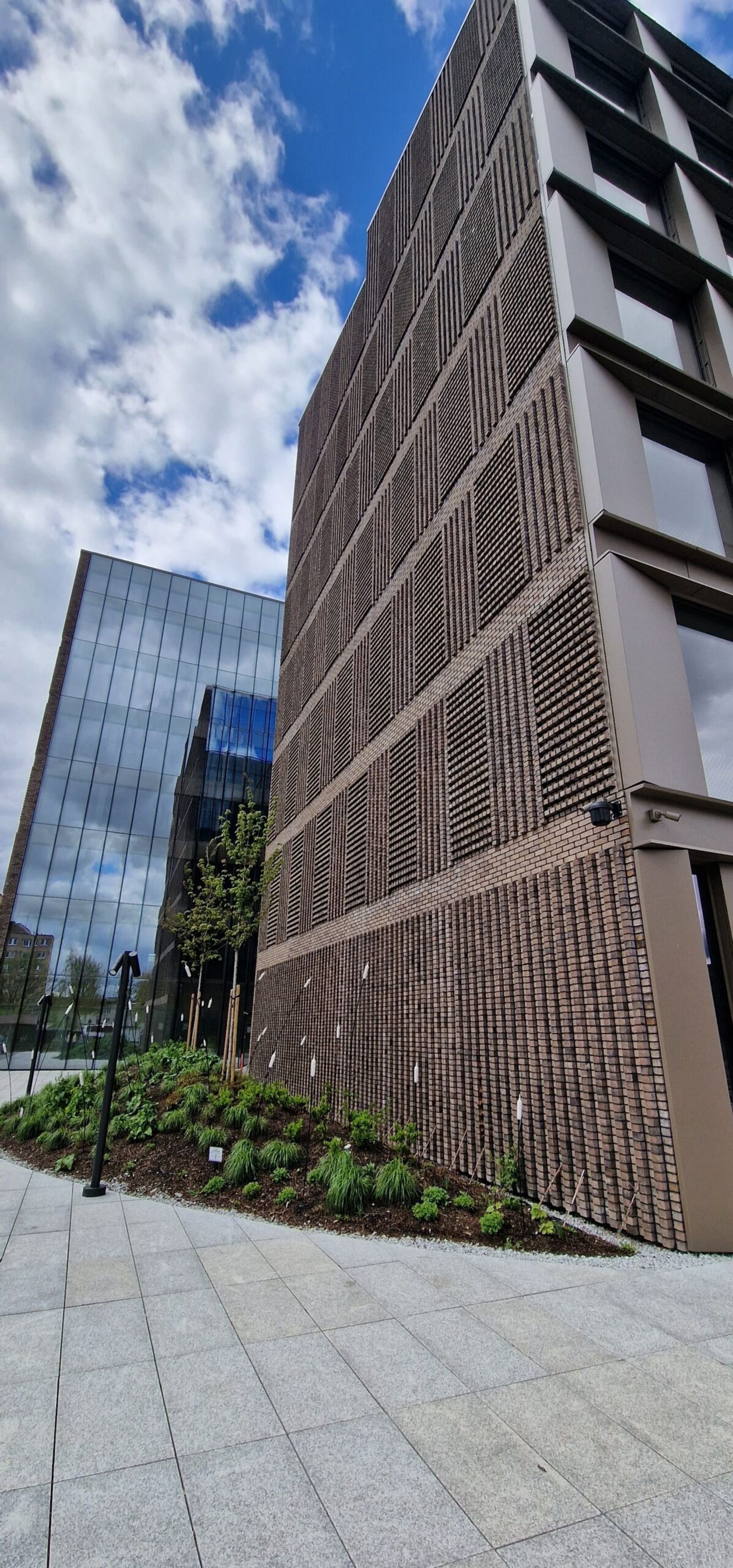 Mažas biudžetas – didelis efektas: kaip žaisti keramikos ir klinkerio raštais bei formomis? 7 „Skirtingu storio plyteles 3D efektas. Agmeka Archyvas. Objektas Cyber city.jpg kopija scaled