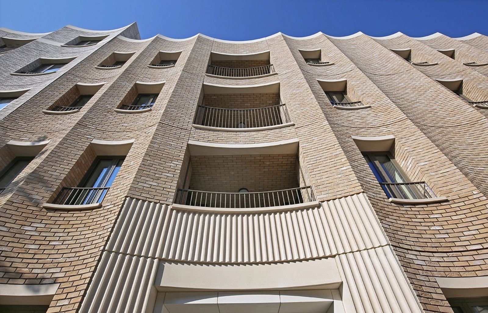 Mažas biudžetas – didelis efektas: kaip žaisti keramikos ir klinkerio raštais bei formomis? 2 Isgaubti pavirsiai su klinkerio plytomis. Agmeka archyvasjpg