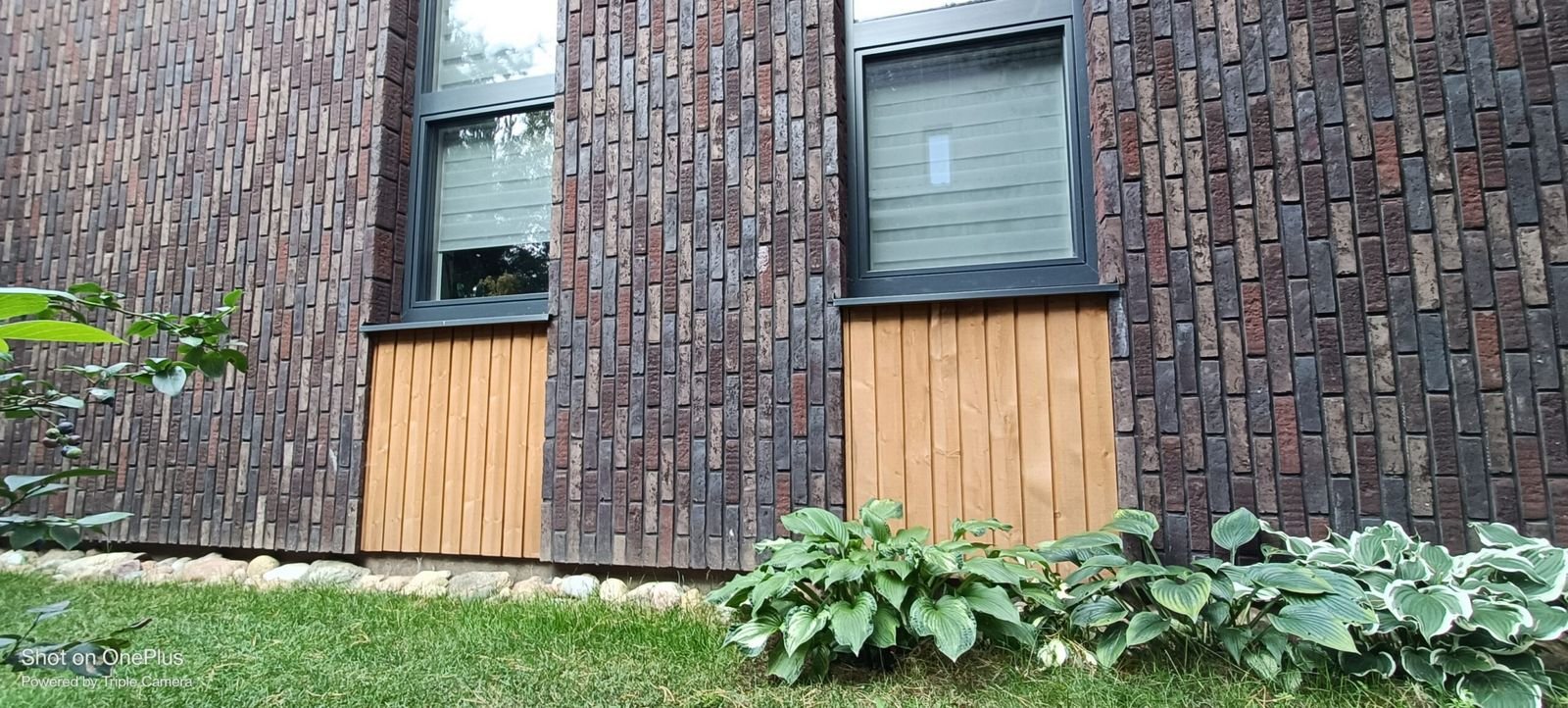 Mažas biudžetas – didelis efektas: kaip žaisti keramikos ir klinkerio raštais bei formomis? 4 Plyteles paverstos 90 laipsniu kampu klijuojamos vertikaliai. Agmeka archyvas 1 scaled