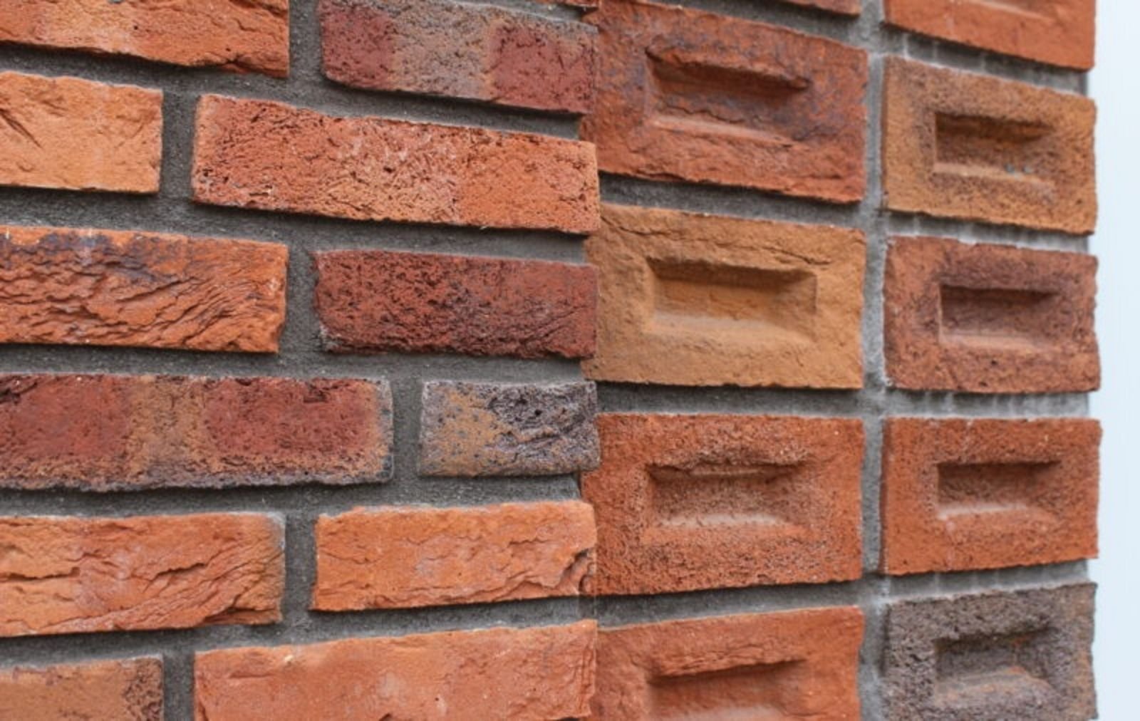 Mažas biudžetas – didelis efektas: kaip žaisti keramikos ir klinkerio raštais bei formomis? 3 Plytu murijimas jas pavertus. Agmeka archyvas