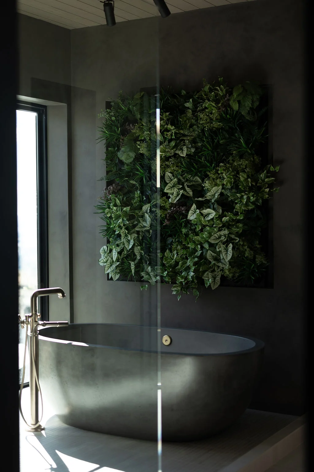 SPA atmosferos vonios kambaryje kūrimas: interjero dizainerė pataria 5 jen robison stylehouseinteriors evans organic mountain modern home zen bath spa plant wall 5