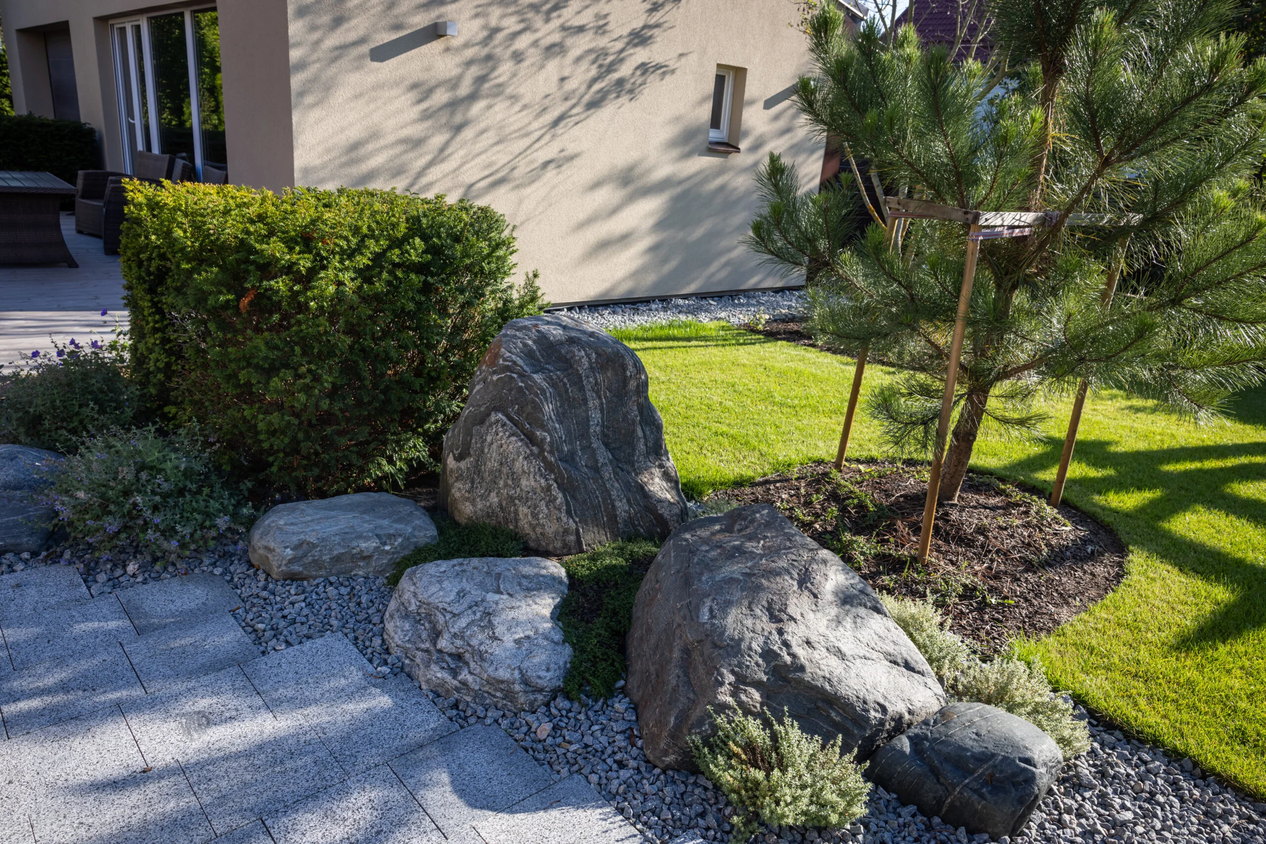 3 detalės, kurios prikaustys dėmesį jūsų kieme 3 Dekoratyviniai akmenys ir rieduliai scaled