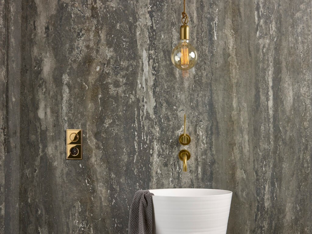 Išskirtiniai JUNG jungikliai – pirmas pasirinkimas prabangaus būsto interjerui 2 Vonios kambario interjere auksinės spalvos akcentai ir kontrastinga sienų apdaila.