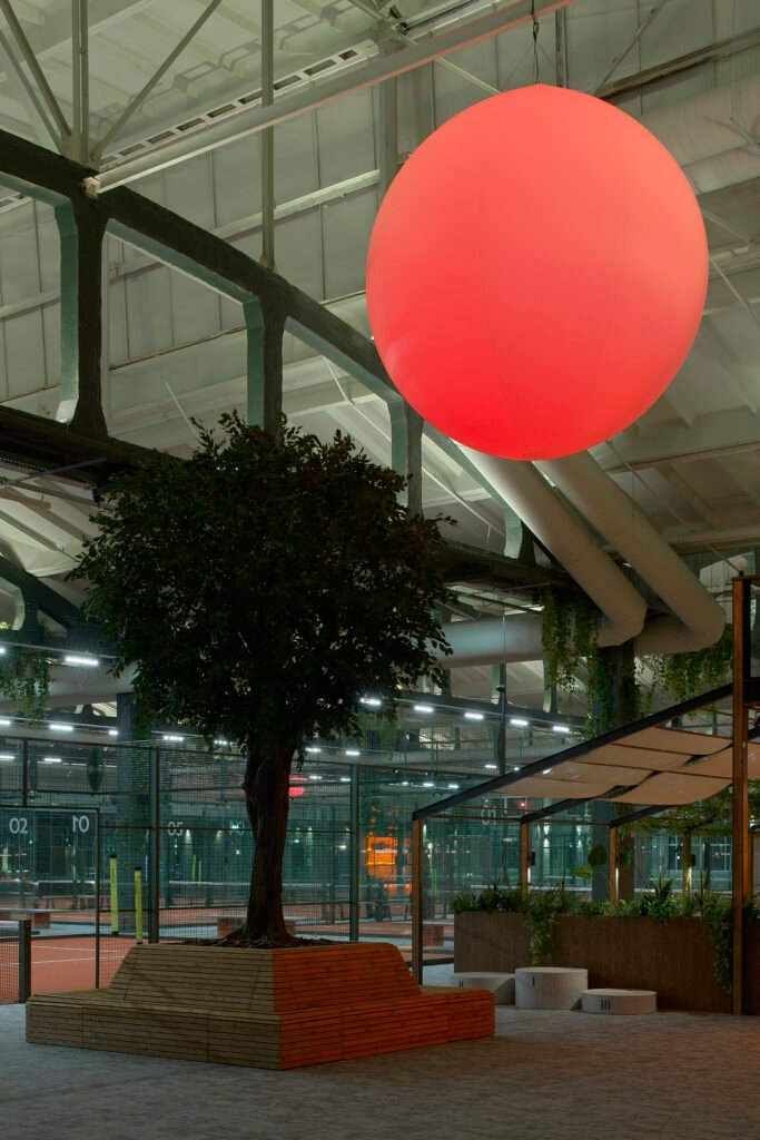 Nauji padelio kortai Vilniuje: dialogas tarp atostogų dvasios ir industrinio pastato charakterio 2 mostai 001