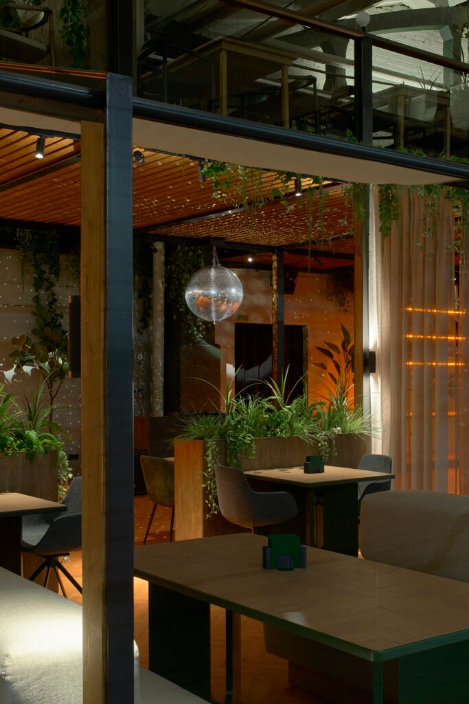 Nauji padelio kortai Vilniuje: dialogas tarp atostogų dvasios ir industrinio pastato charakterio 30 mostai 005 1