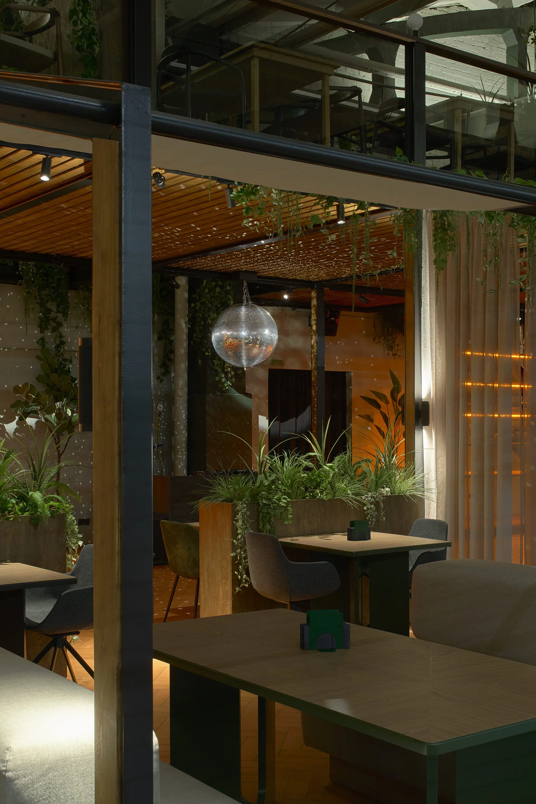 Nauji padelio kortai Vilniuje: dialogas tarp atostogų dvasios ir industrinio pastato charakterio 4 mostai 005 scaled