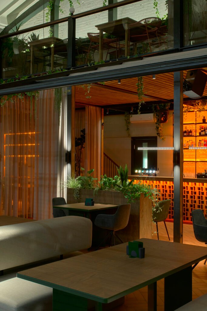 Nauji padelio kortai Vilniuje: dialogas tarp atostogų dvasios ir industrinio pastato charakterio 31 mostai 006