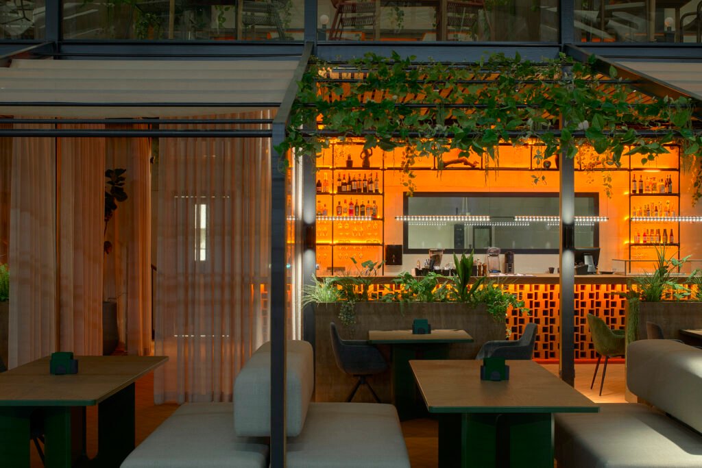 Nauji padelio kortai Vilniuje: dialogas tarp atostogų dvasios ir industrinio pastato charakterio 32 mostai 007