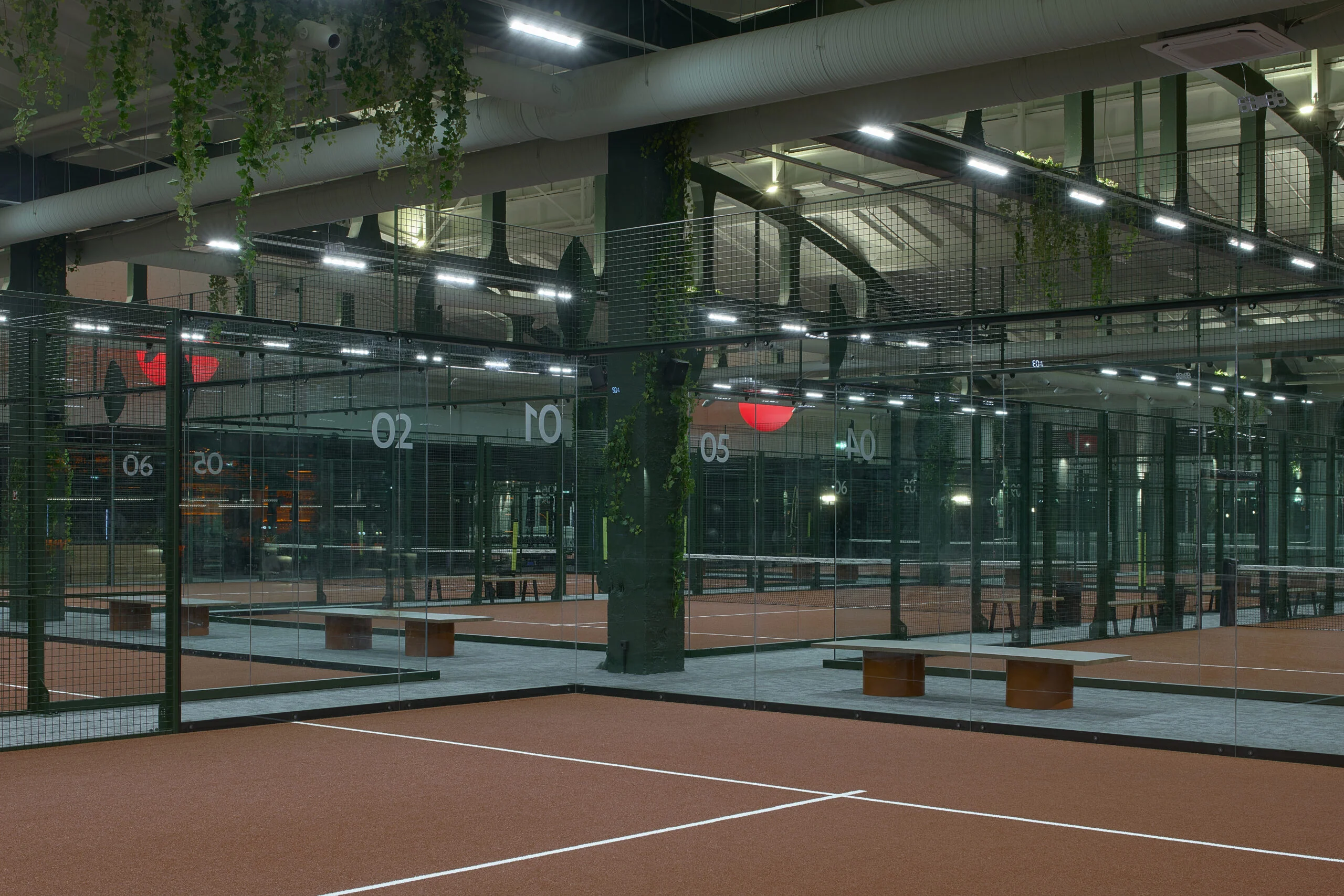 Nauji padelio kortai Vilniuje: dialogas tarp atostogų dvasios ir industrinio pastato charakterio 23 mostai 010 scaled