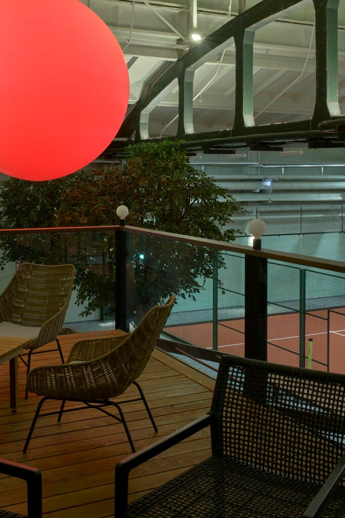 Nauji padelio kortai Vilniuje: dialogas tarp atostogų dvasios ir industrinio pastato charakterio 33 mostai 012