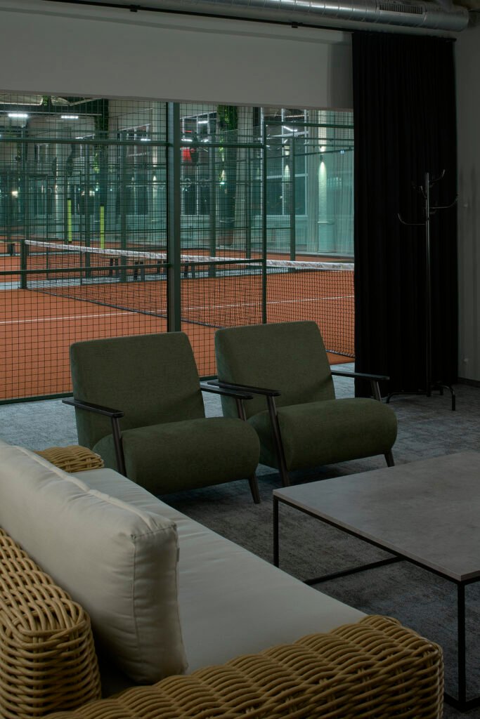 Nauji padelio kortai Vilniuje: dialogas tarp atostogų dvasios ir industrinio pastato charakterio 34 mostai 013