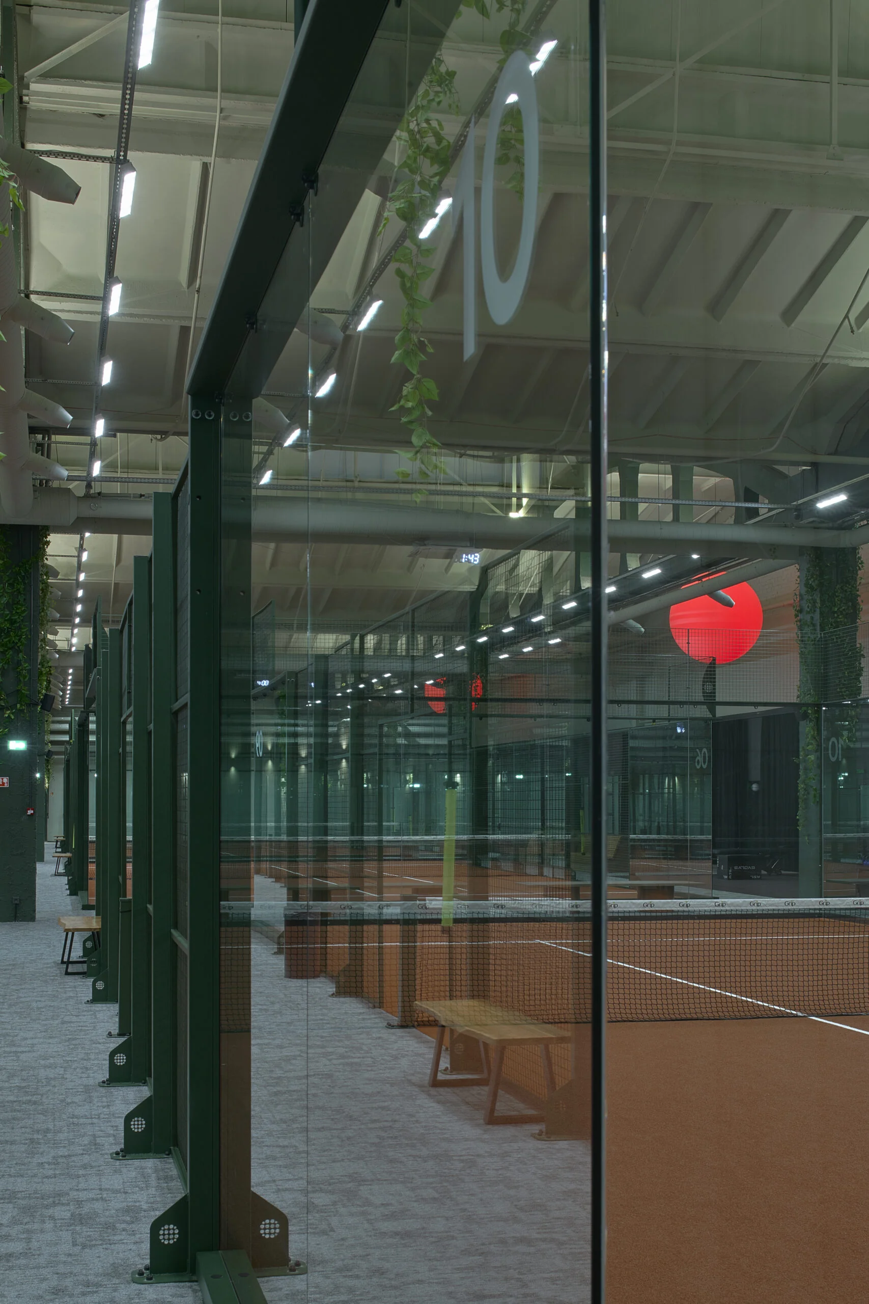 Nauji padelio kortai Vilniuje: dialogas tarp atostogų dvasios ir industrinio pastato charakterio 28 mostai 018 scaled