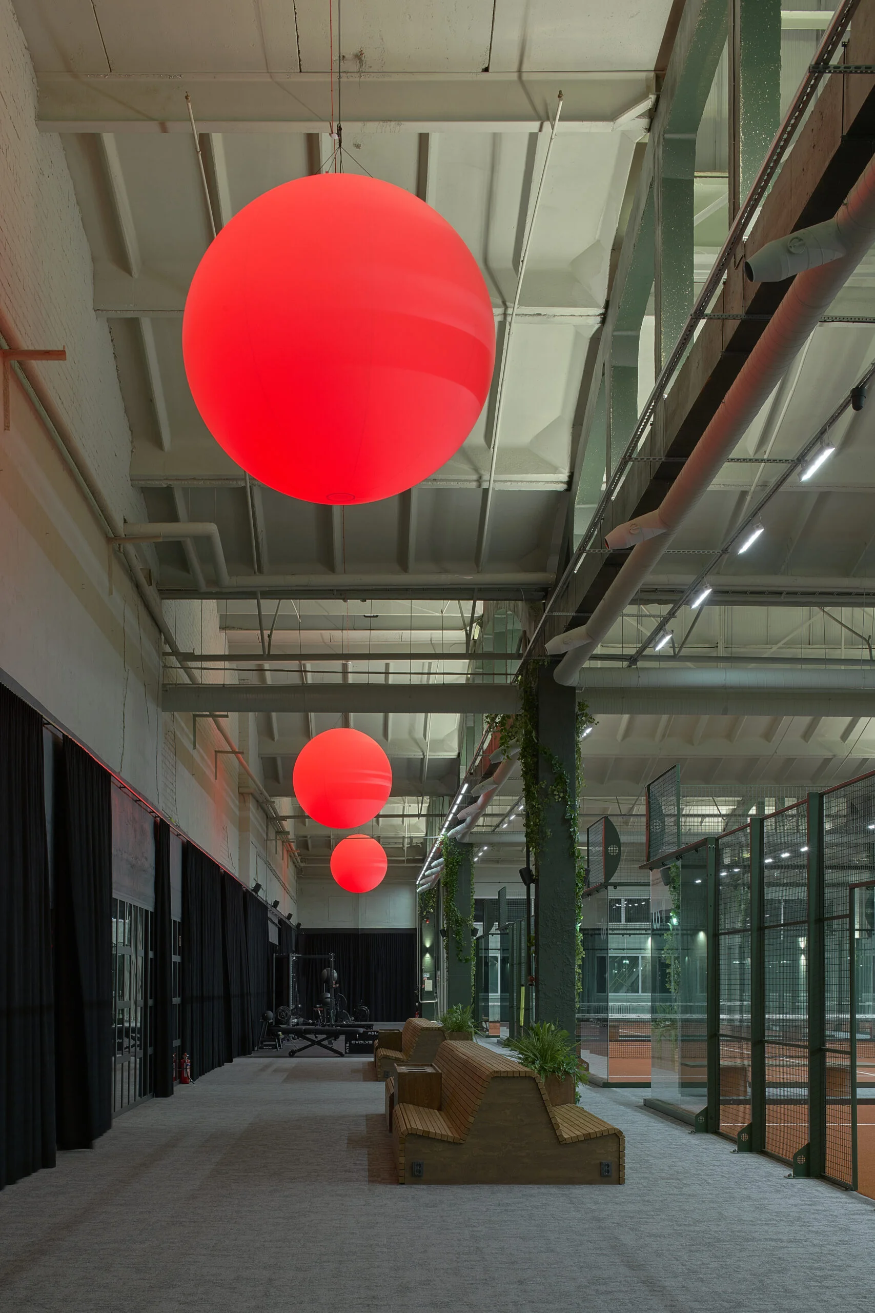 Nauji padelio kortai Vilniuje: dialogas tarp atostogų dvasios ir industrinio pastato charakterio 21 mostai 019 scaled