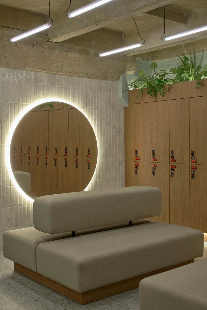 Nauji padelio kortai Vilniuje: dialogas tarp atostogų dvasios ir industrinio pastato charakterio 35 mostai 022