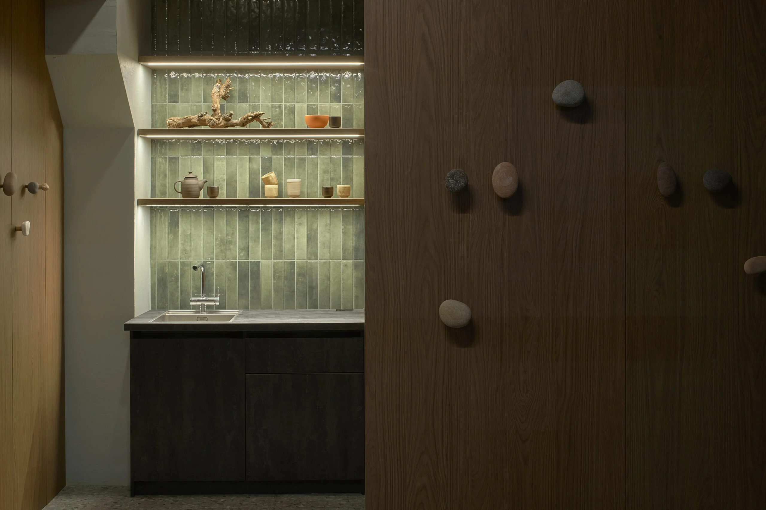 Nauji padelio kortai Vilniuje: dialogas tarp atostogų dvasios ir industrinio pastato charakterio 38 mostai 025 scaled