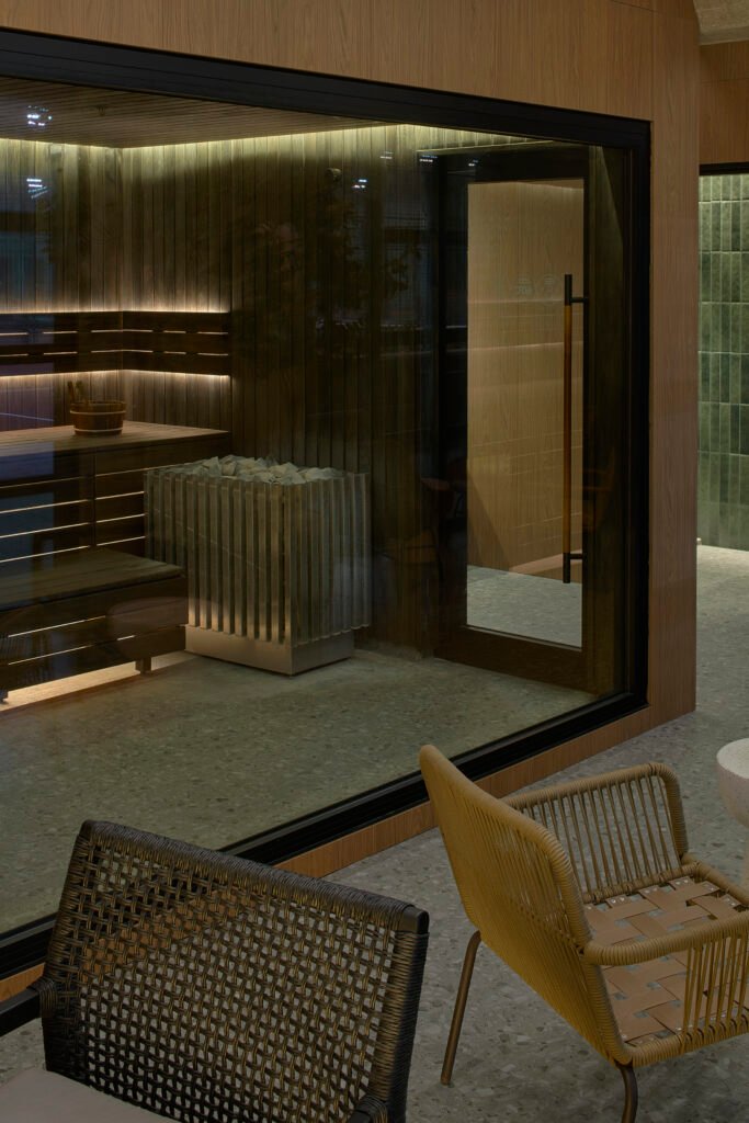 Nauji padelio kortai Vilniuje: dialogas tarp atostogų dvasios ir industrinio pastato charakterio 7 mostai add 001