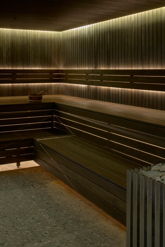 Nauji padelio kortai Vilniuje: dialogas tarp atostogų dvasios ir industrinio pastato charakterio 8 mostai add 004