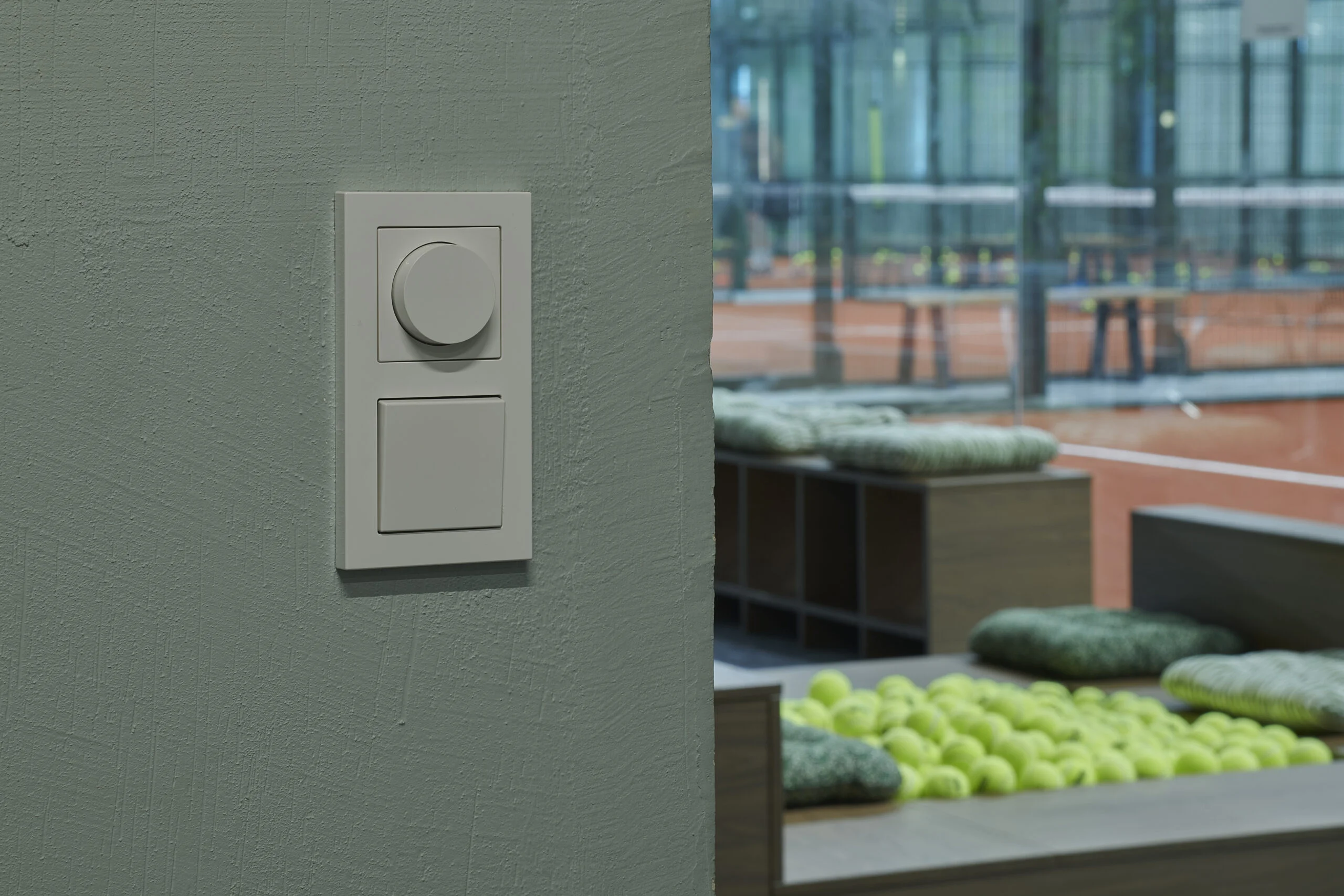 Nauji padelio kortai Vilniuje: dialogas tarp atostogų dvasios ir industrinio pastato charakterio 17 mostai add 011 scaled