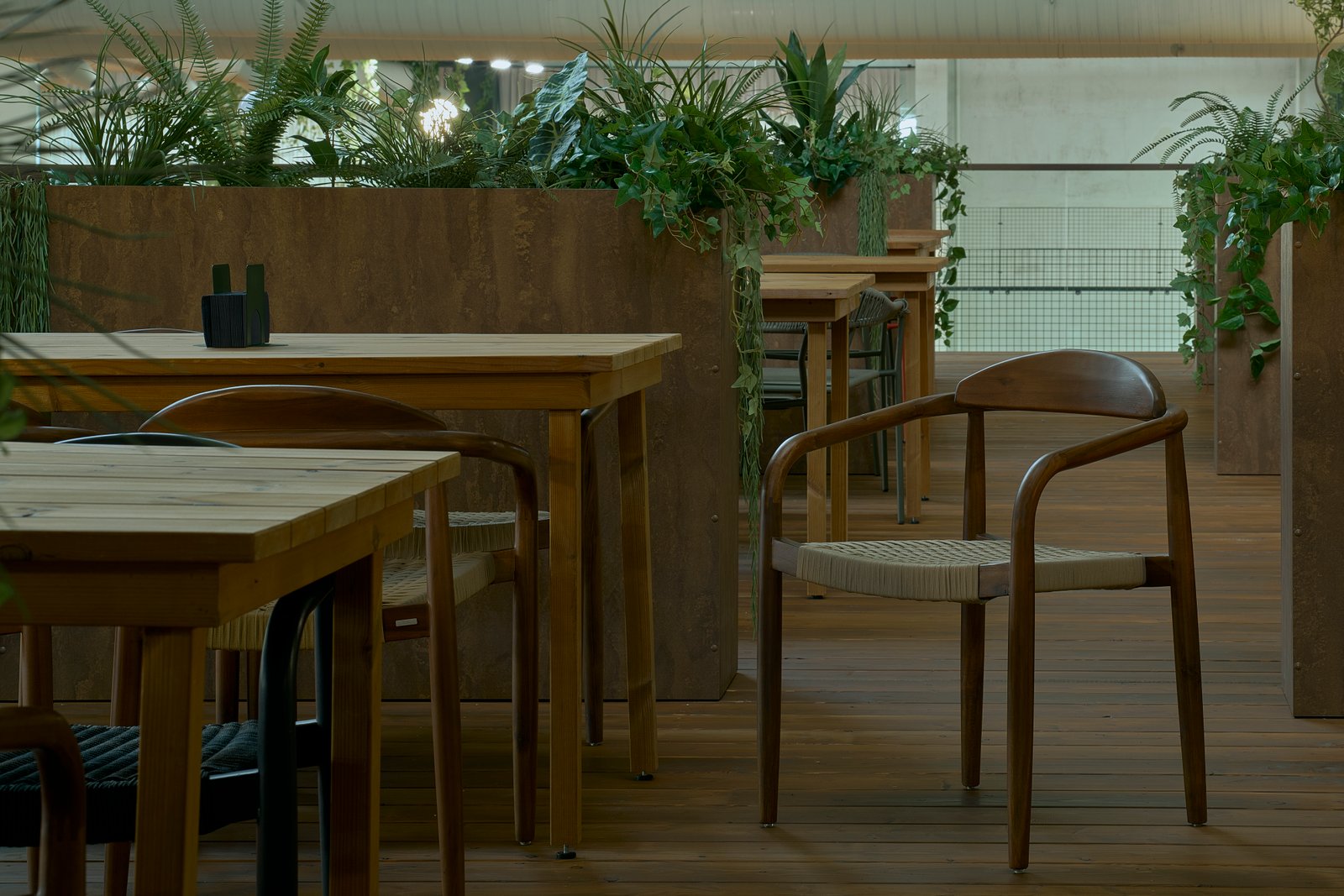 Nauji padelio kortai Vilniuje: dialogas tarp atostogų dvasios ir industrinio pastato charakterio 15 mostai add 014