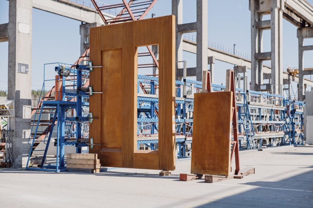 Surenkamasis gelžbetonis tampa šiuolaikinės architektūros sprendimu 3 2025 04 04 Inhus 1