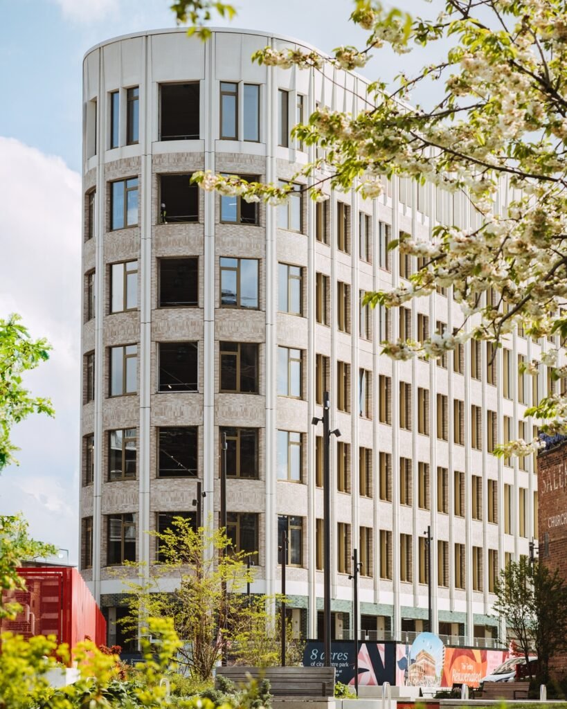 Surenkamasis gelžbetonis tampa šiuolaikinės architektūros sprendimu 2 INHUS MU4 Leeds HIGH 19