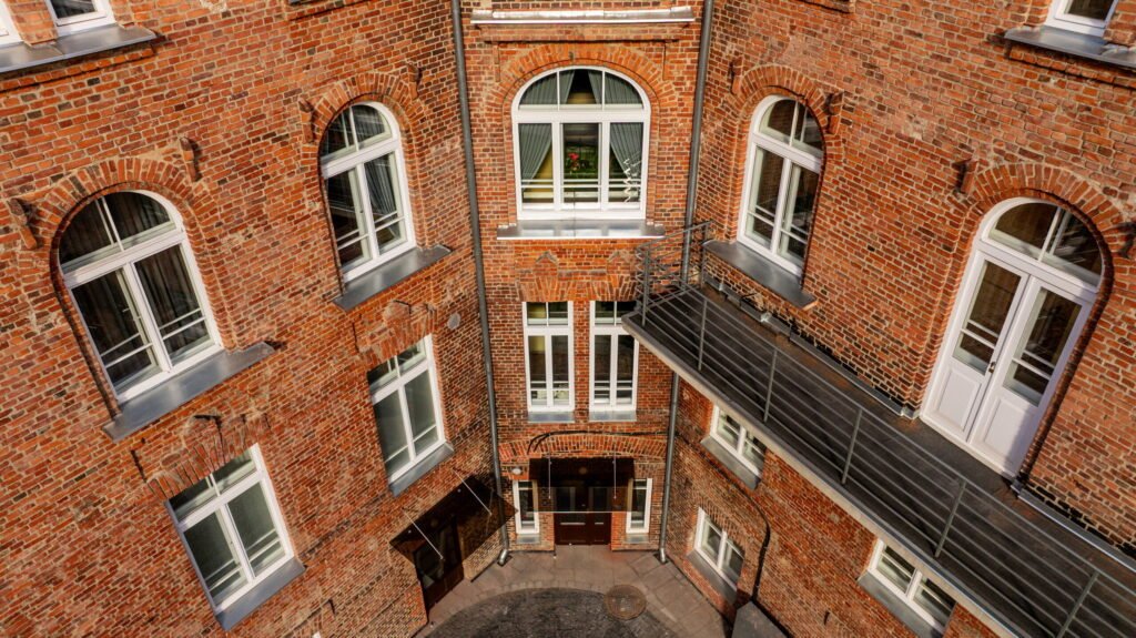 Vytauto parke atverta atnaujinta Kauno Miko Petrausko scenos menų mokykla 4 vidinis kiemas