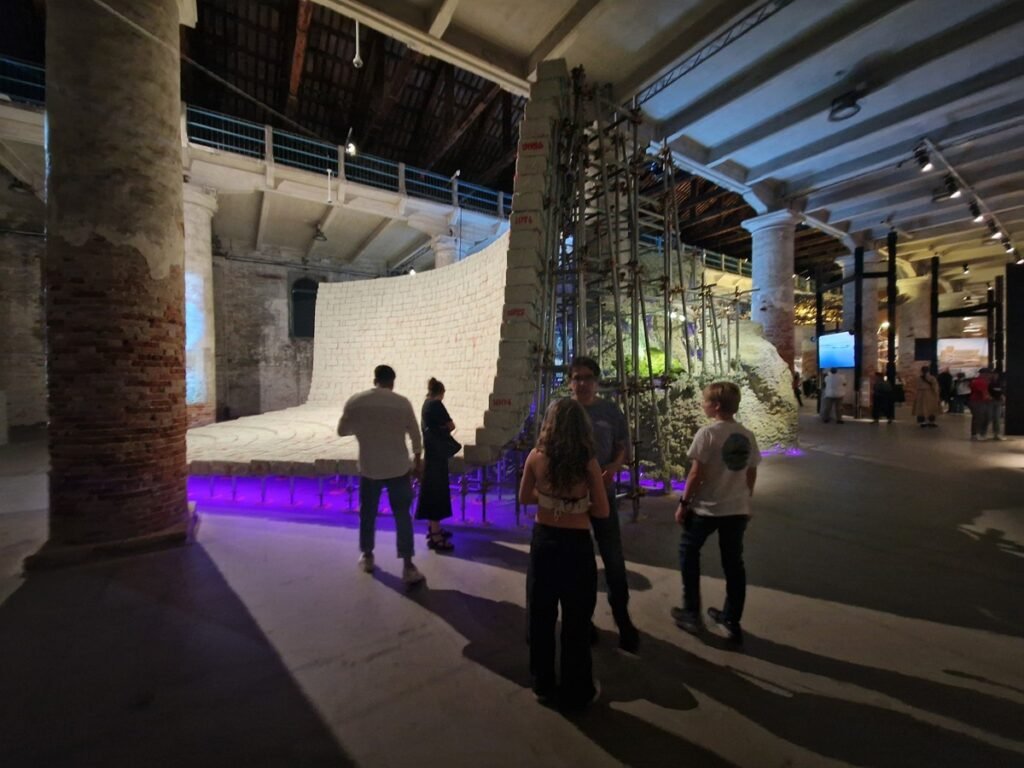 Pasaulio gelbėjimo scenarijai: Venecijos architektūros bienalė. I dalis 3 3 The other side of the hill