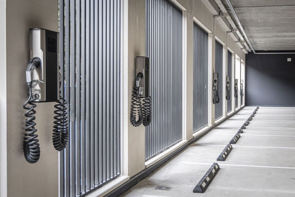 Lazdynuose baigta statyti daugiaaukštė automobilių stovėjimo aikštelė 4 Stovejimo aikstele ikrovimas