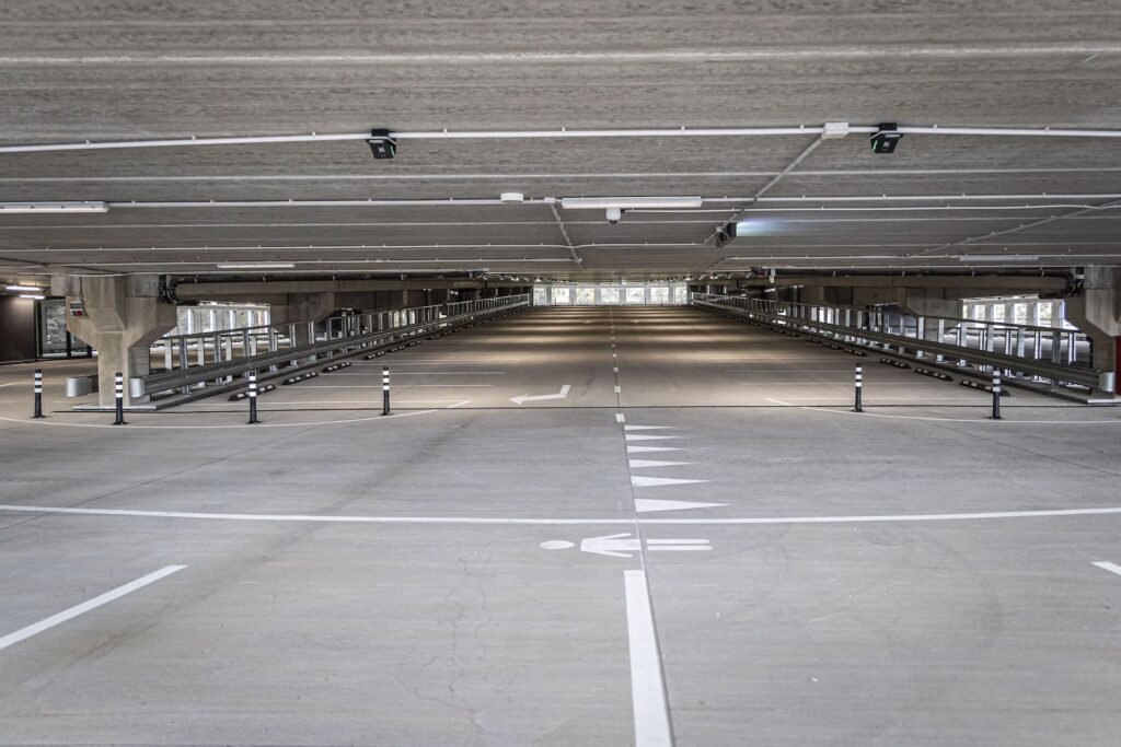 Lazdynuose baigta statyti daugiaaukštė automobilių stovėjimo aikštelė 2 Stovejimo aikstele vidus