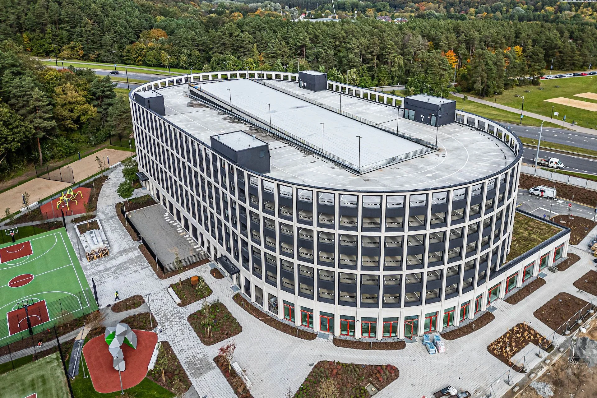 Lazdynuose baigta statyti daugiaaukštė automobilių stovėjimo aikštelė 5 Stovėjimo aiktelė Lazdynuose