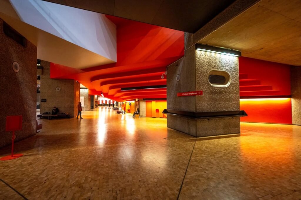 Barbican kompleksas Anglija foje interjeras