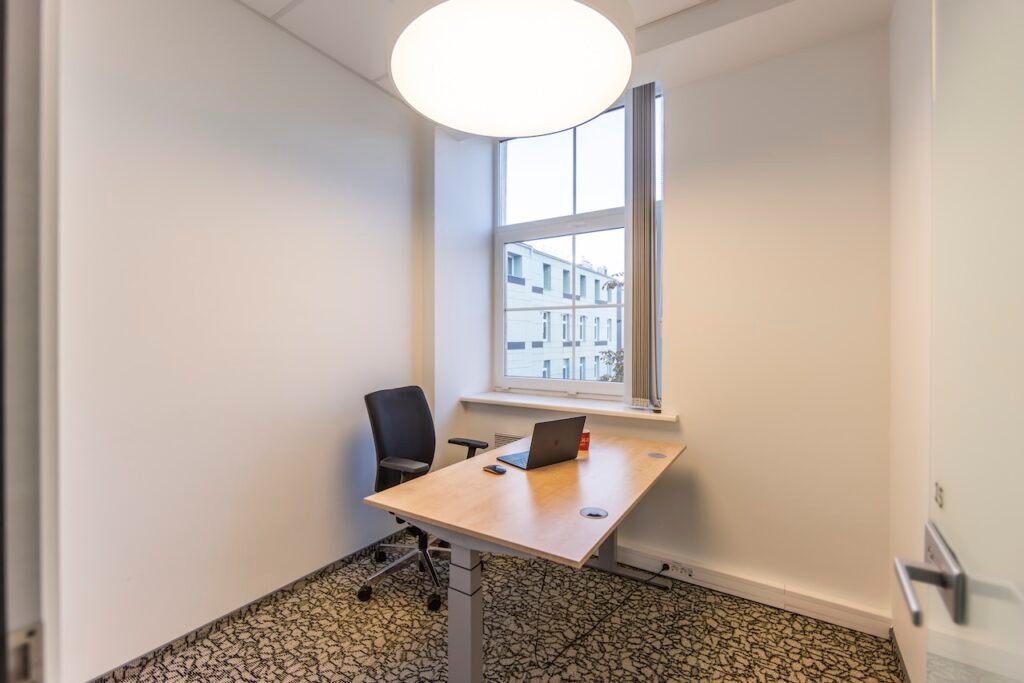 Vilniuje duris atvėrė nauja bendradarbystės erdvė: klientai pageidauja individualių kabinetų 2 Bendradarbystes erdve Vilnius privatus kabinetas