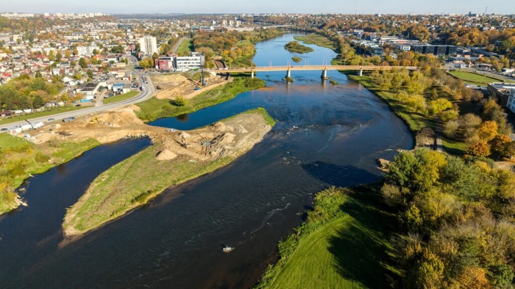 Tiltų bumas Kaune: vos per dvejus metus – keturių naujų jungčių statybos 5 Busimo pesciuju ir dviraininku tilto statybviete tarp Senamiescio ir Brastos gatves 1536x864 1