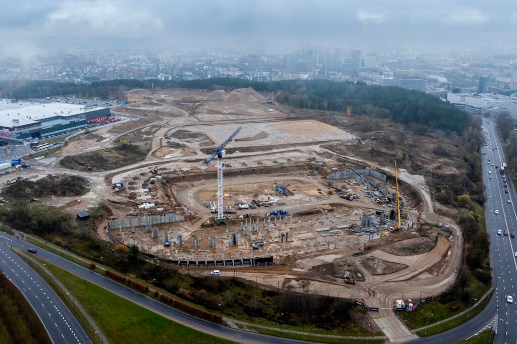 Nacionaliniame stadione pradedamos montuoti sienos, tribūnų konstrukcijos 3 DJI 20251104093234 0015 D