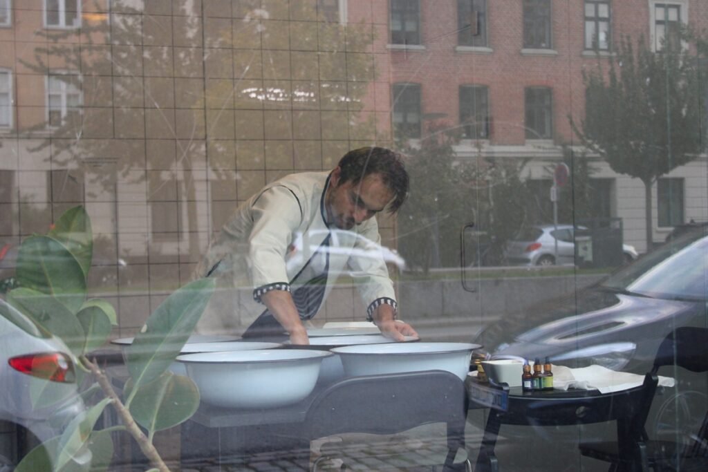 Parodoje „Reflektuojant gausą: Erdvės atvėrimo veiksmai“ – pertekliaus ir pakankamumo svarstymai 6 Eksperimentu platformos pristatymas Kopenhagoje. Maeve Collins nuotr. 1