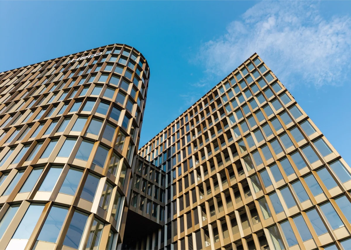 Menas plieno ir stiklo erdvėje: menininkų darbai verslo centre „Hero“ 10 HERO 1