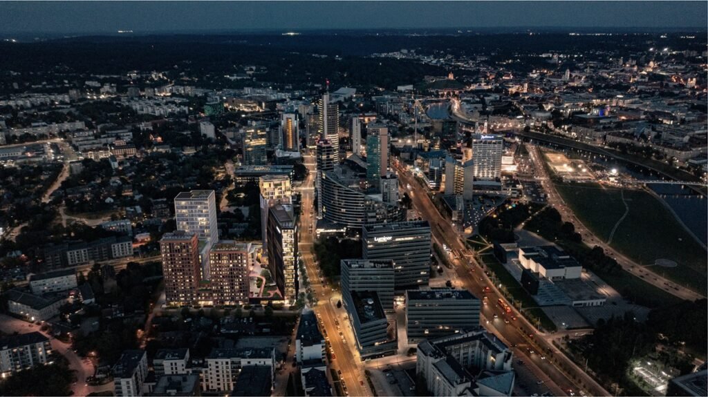 Prasideda vieno ambicingiausių dešiniojo Neries kranto NT projektų statybos 4 Horizontai dronas 1