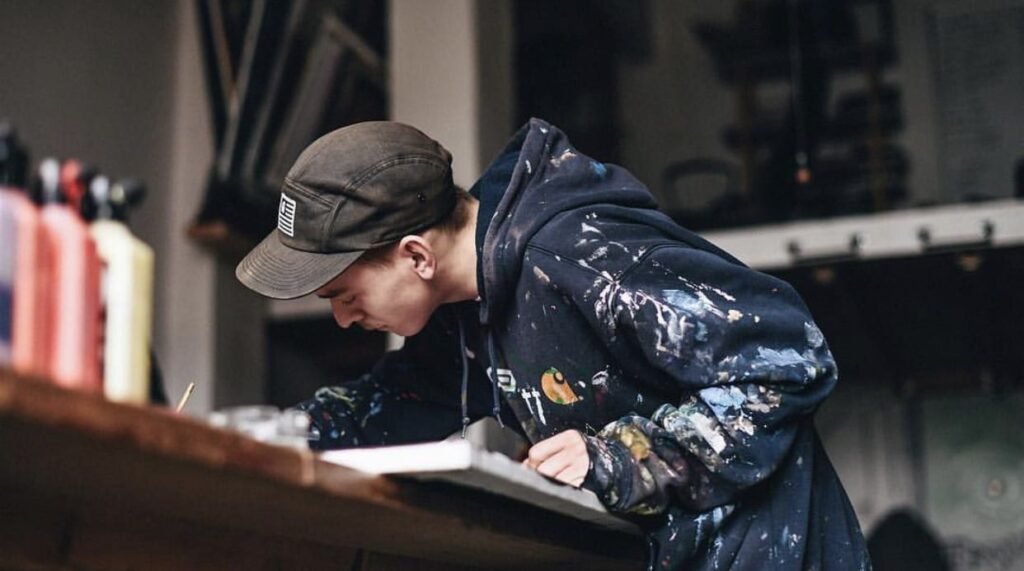 Ant Vilniaus kolegijos sienos atgimė Algirdo Petrulio šilkografija 2 Kipras Petrulis 1