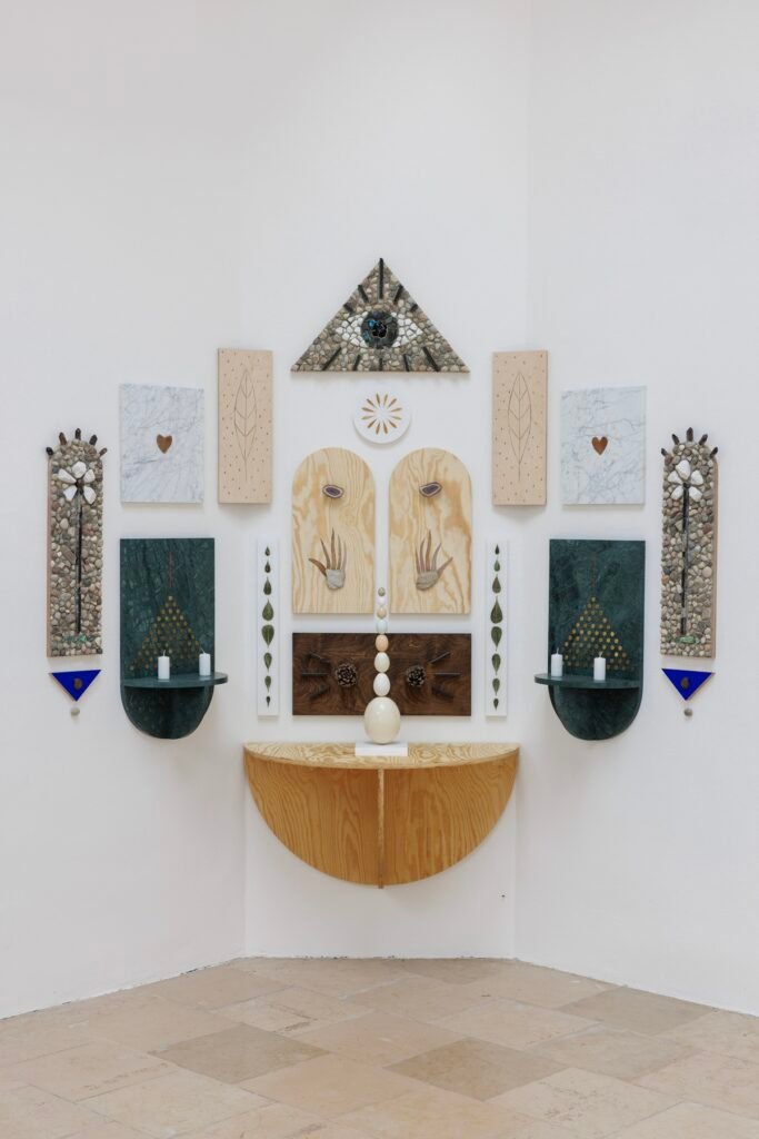 Namų dievai šiuolaikinėje architektūroje: ką saugome, kai kuriame saugumą? 7 Lares and Penates installation view photo Jacopo Salvi Zacheta archive 10