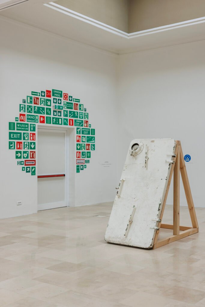 Namų dievai šiuolaikinėje architektūroje: ką saugome, kai kuriame saugumą? 8 Lares and Penates installation view photo Jacopo Salvi Zacheta archive 12