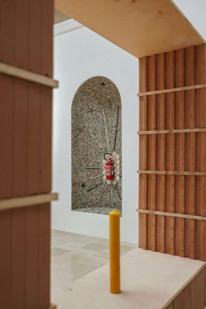 Namų dievai šiuolaikinėje architektūroje: ką saugome, kai kuriame saugumą? 10 Lares and Penates installation view photo Jacopo Salvi Zacheta archive 19