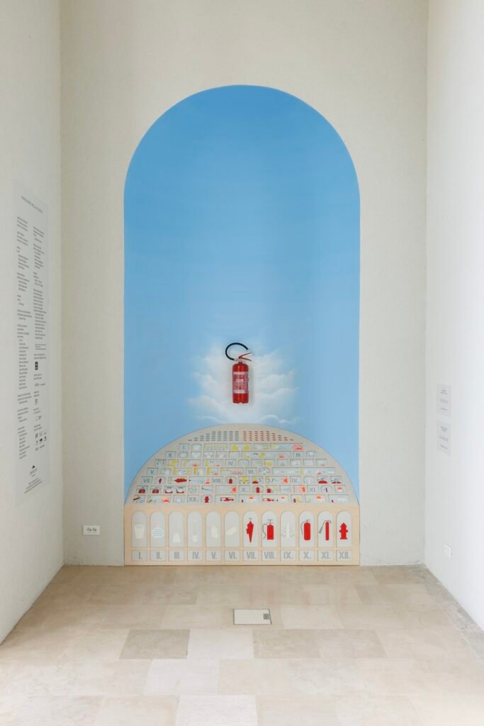 Namų dievai šiuolaikinėje architektūroje: ką saugome, kai kuriame saugumą? 3 Lares and Penates installation view photo Jacopo Salvi Zacheta archive 3